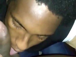 Tirei leite do vagabundo e continuei mamando!